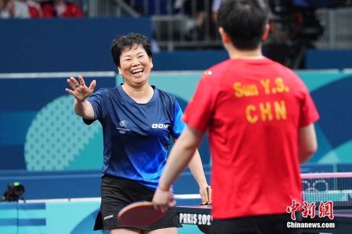 巴黎奥运温情瞬间：跨越国界的拥抱与致敬