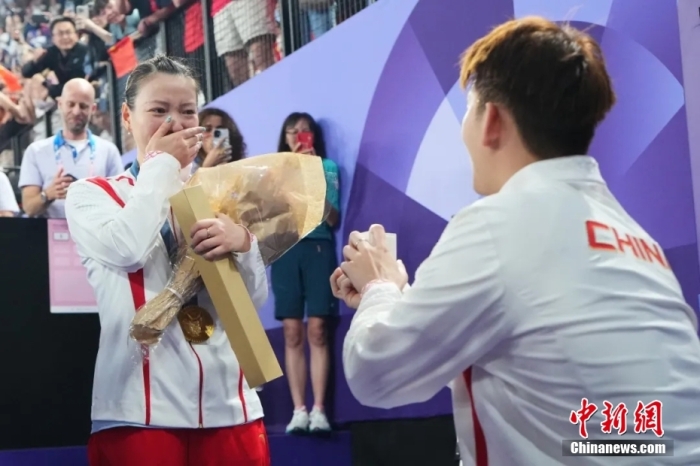 巴黎奥运温情瞬间：跨越国界的拥抱与致敬