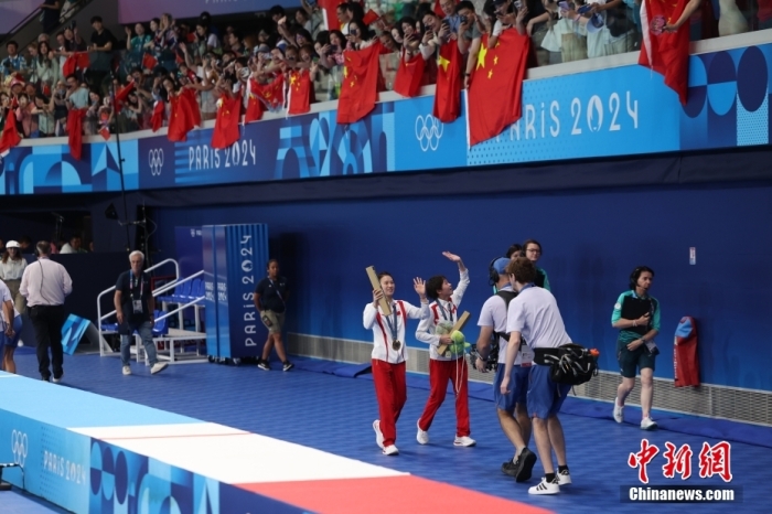 巴黎奥运温情瞬间：跨越国界的拥抱与致敬