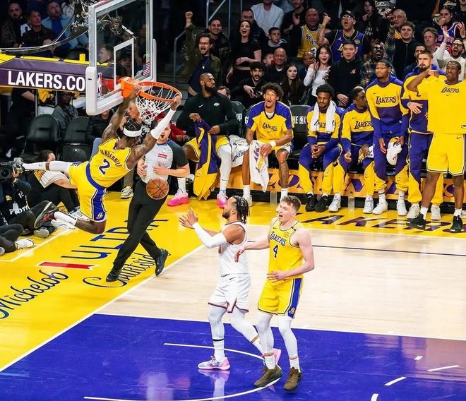 湖人8连胜重返西部前三 东契奇里夫斯双核闪耀季