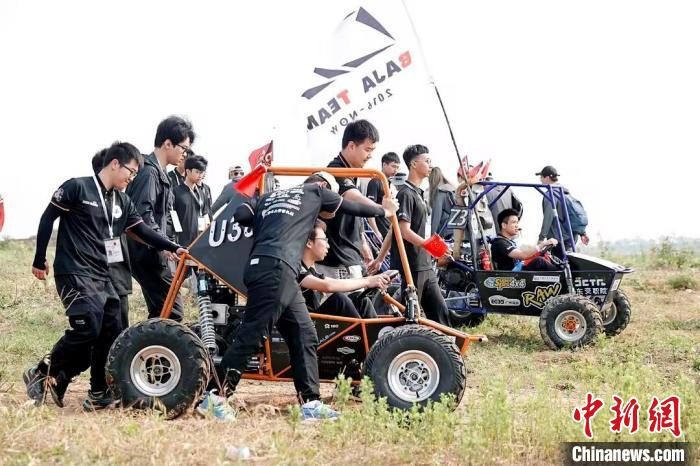 第七届中国汽车工程学会巴哈大赛在襄阳拉开帷