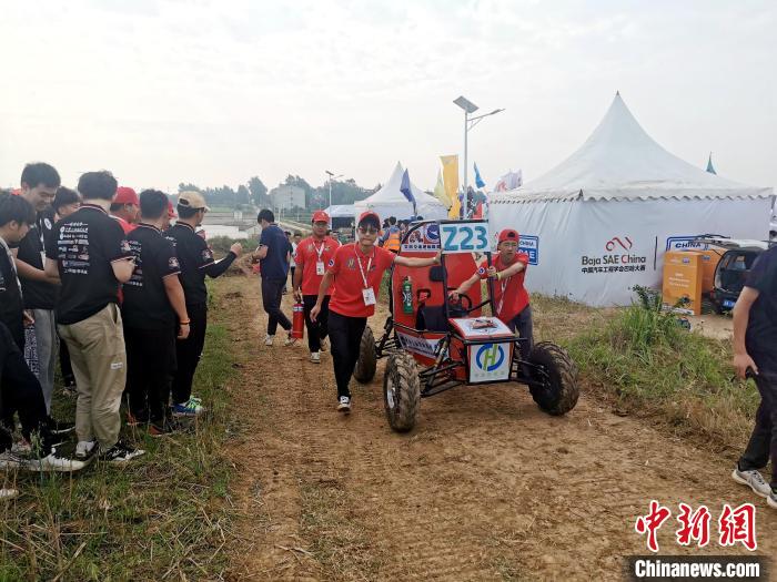 第七届中国汽车工程学会巴哈大赛在襄阳拉开帷