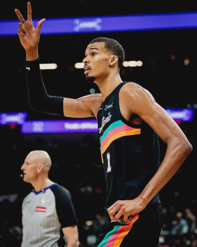 文班亚马40+率马刺大胜独行侠 冲击DPOY与最佳阵容