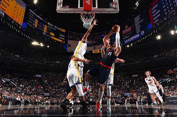 勇士逆转快船晋级季后赛 洛佩斯防守失误致惨败